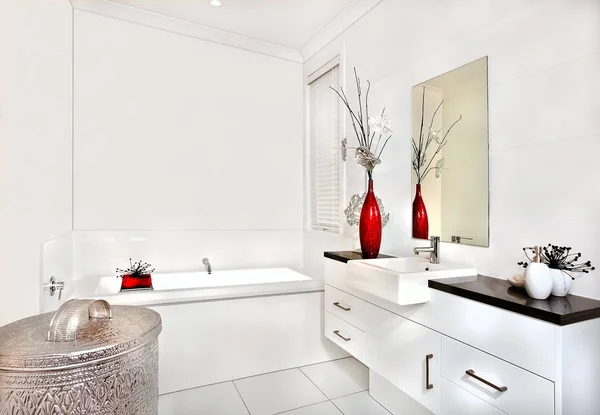 Ванная комната с ванной и интерьером современного дома или отеля — стоковое фото