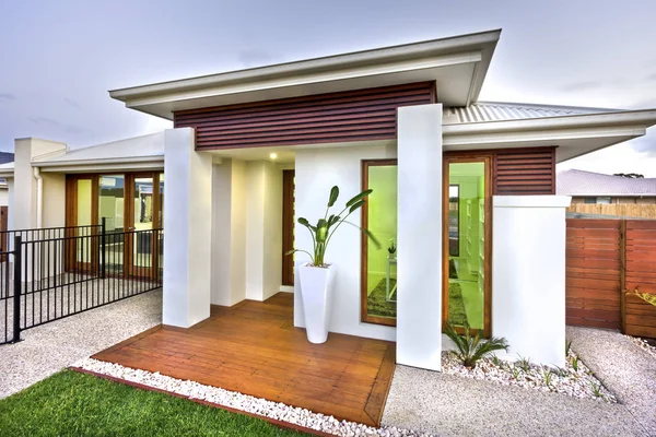 Entrada moderna de la casa con un patio de madera y hormigón — Foto de Stock