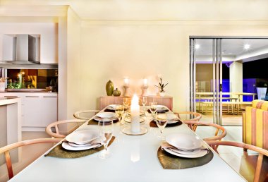 Bir evde yemek masası ayarı 