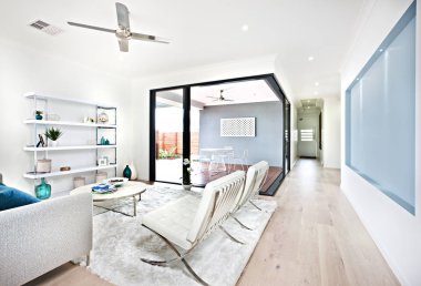 Modern oturma odası ve koridor aracılığıyla veranda alan 