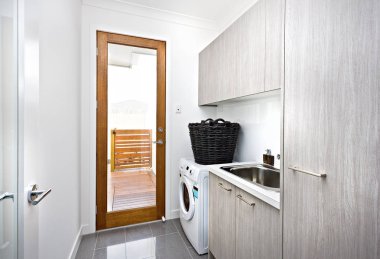 Modern çamaşır odası duvar gri dolapları ile 