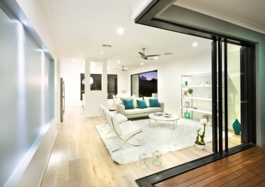 Modern oturma odası gece ışık ile aydınlatılmış 