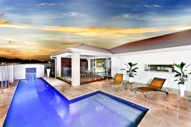 Modern ev veya mavi su yüzme havuzlu otel 