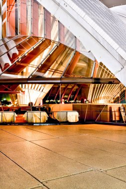 Sydney opera binası zemin ve cam duvar aydınlatma içinde 
