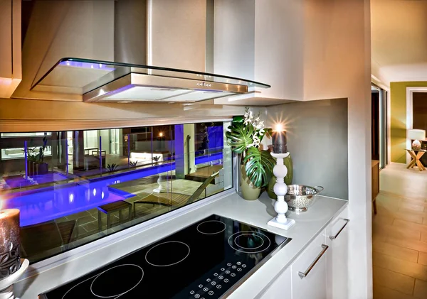 Moderne vitrokeramische kookplaat in de keuken bij nacht — Stockfoto