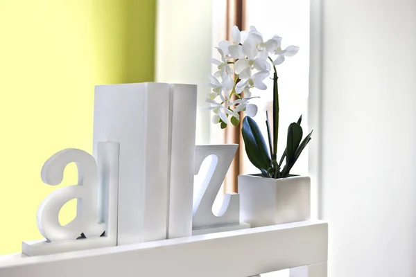 Casa decoración de interiores utilizando letras 3d y la planta de floración — Foto de Stock