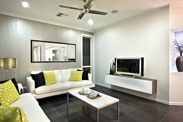 Sala de estar primer plano con un espejo y televisión — Foto de Stock
