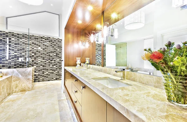 Yıkama odasında ayna ile renkli lavabo. — Stok fotoğraf