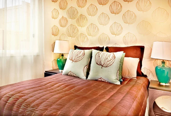 Cama de cor marrom moderna com travesseiros close-up em um hotel de luxo ou — Fotografia de Stock