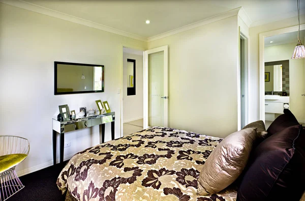 Открытая спальня в современном доме с блестящими подушками — стоковое фото