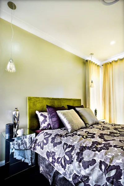 빛나는 베개 근처 꽃 디자인 침대 시트 — 스톡 사진