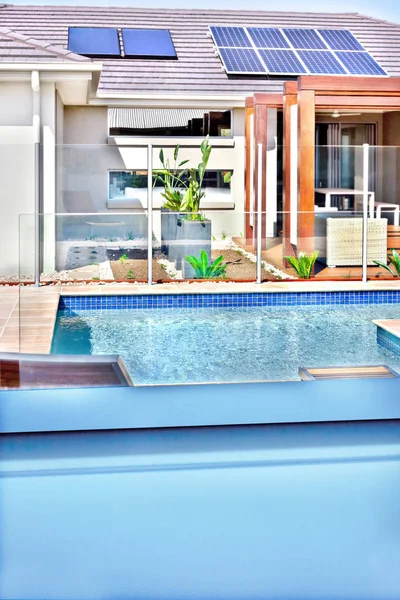 モダンなスイミング プールと家のビュー — ストック写真