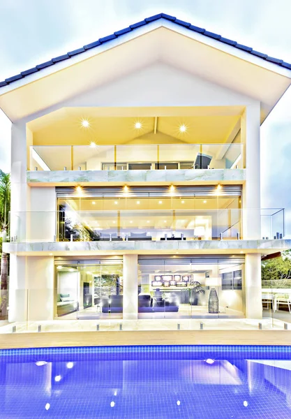 Piscina colorata con casa moderna e mobili . — Foto Stock