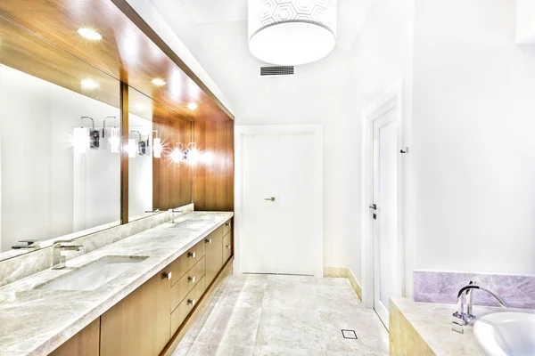 Beyaz yıkama Oda ayna masa ve lavabo. — Stok fotoğraf