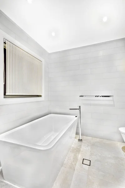 Biały ceramicznych kąpiele z hydromasażem w luksusowym pokoju. — Zdjęcie stockowe