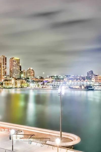 Sydney city und der fluss mit beleuchtung von gebäuden — Stockfoto