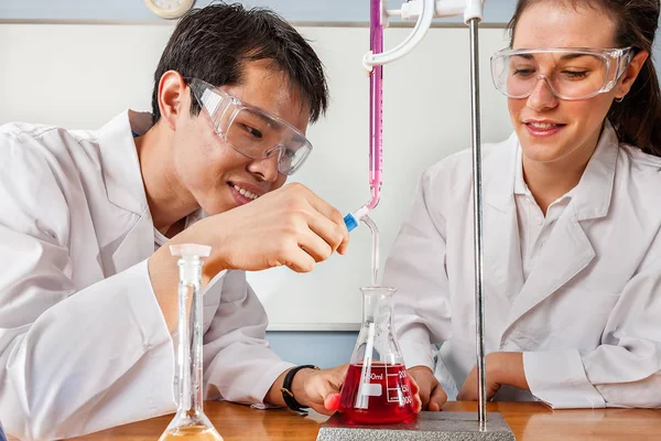 Gyakornok diákok tanulnak vegyi anyagok egy laborban — Stock Fotó