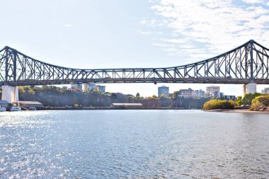Uzun ve metal köprü mavi su Nehri 