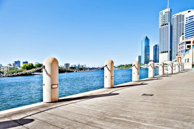 Waterside nehir ve şehir yakın yanında yolu 