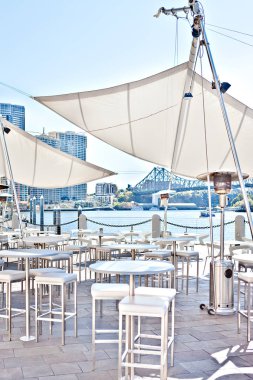 Dışarıda Restoran alanına yakın nehir ve çit
