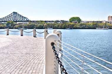 Modern nehir kenarında taş zemine kiremit street bir çit ile