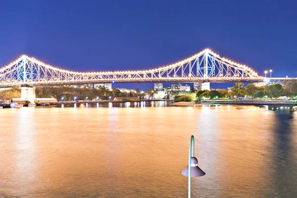 Río Amarillo y un puente de la ciudad por la noche — Foto de Stock