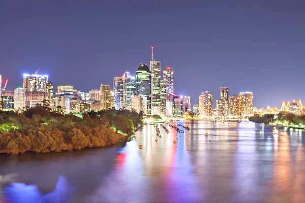 Cielo nocturno de la ciudad con edificios brillantes junto a un río —  Fotos de Stock