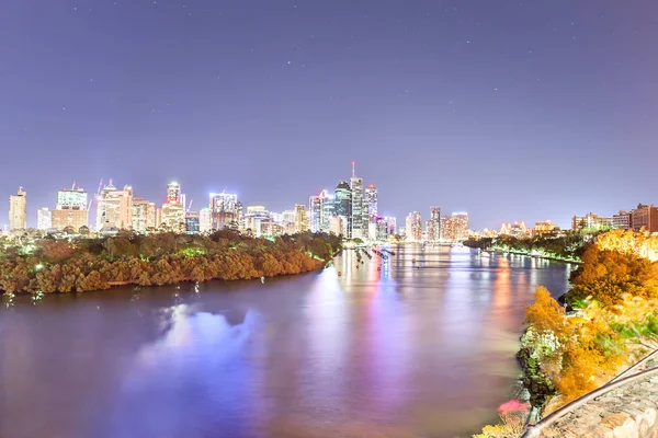 Noche Brisbane City junto a un río con cielo — Foto de Stock