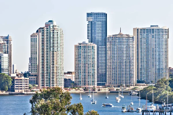 Vue rapprochée de la ville et des bâtiments de Brisbane — Photo