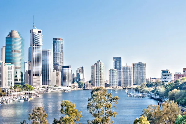 Modern city with Blue sky and Brisbane river — Stock Photo, Image