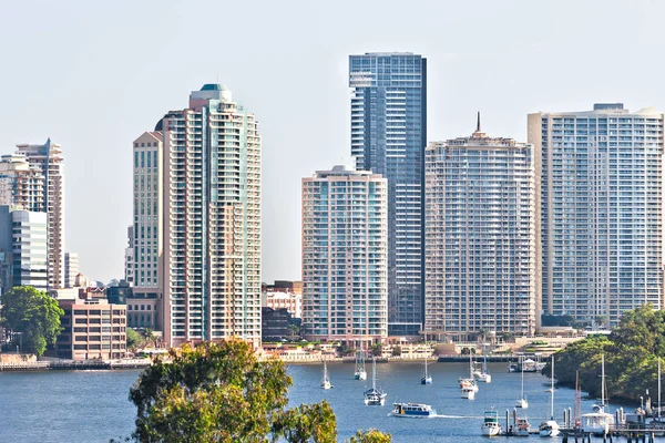 Vista cercana de la ciudad de Brisbane y los edificios — Foto de Stock