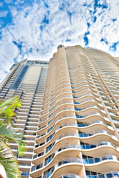 Modern and tall building with white clouds — Stock Photo, Image