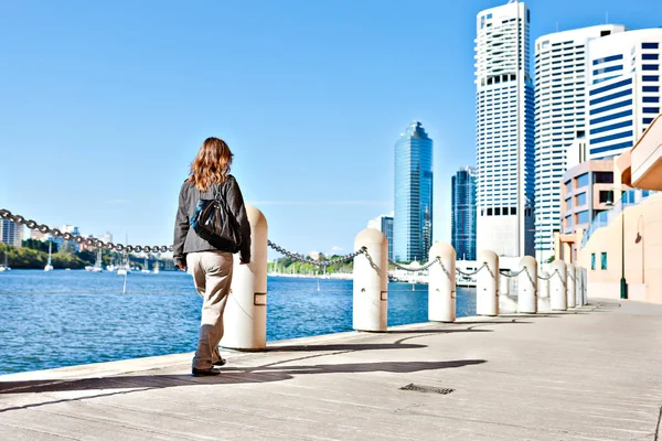 Lady walking on Brisbane river, Australie — Photo