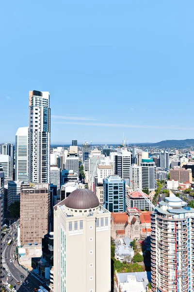 Blick auf die moderne Stadt mit Wolkenkratzer — Stockfoto