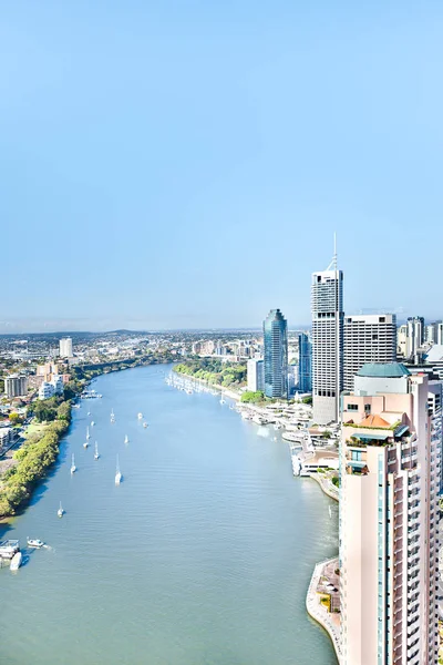 Modern cityscape ve ağaçları ile çevrili bir nehir — Stok fotoğraf