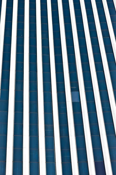 A kék windows egy modern épület közelről — Stock Fotó