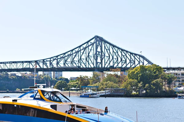 Lange Metallbrücke und ein Boot auf dem Flusswasser — Stockfoto