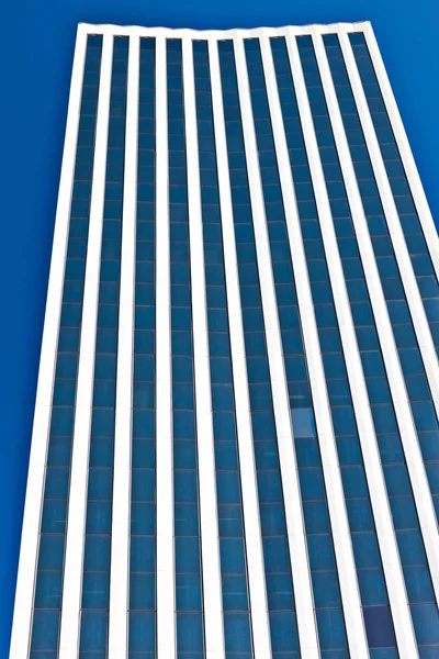 Dunkelblaue Fenster eines modernen Gebäudes — Stockfoto