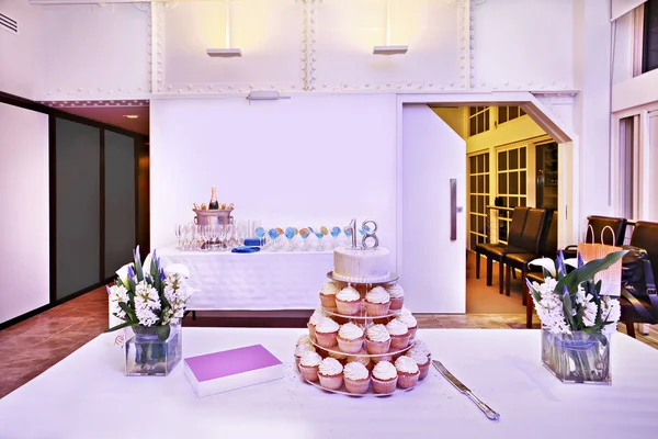 Hermosa cocina con comida en la mesa — Foto de Stock