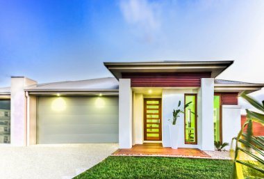 Lüks malikane ve mavi gökyüzü arka plan karşı bir çim