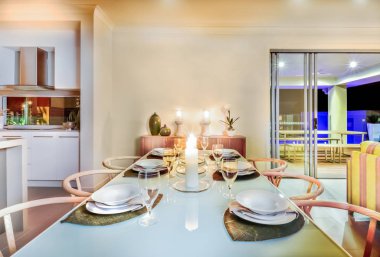 Bir evde yemek masası ayarı 