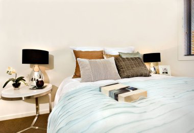 Yatağın üzerine bir kitap ile modern yatak odası