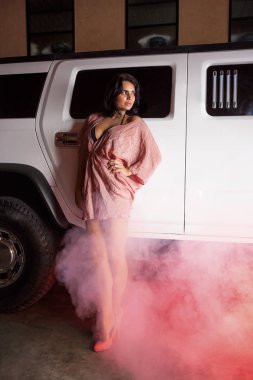 Seksi kız bir üst aracın önünde duran 