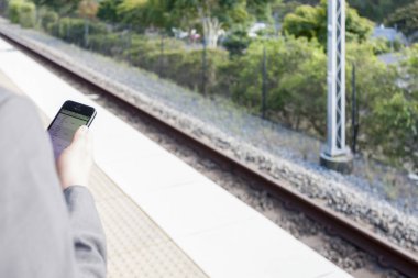 Eldeki dokunmatik panelle cep telefonu