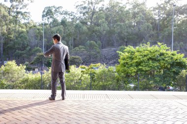 Akıllı giyinmiş adam saatine bakıyor