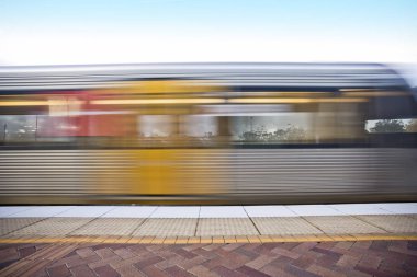 Renkli tren istasyon önünde durdu