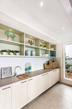 Duvar dolabı bitkisel şişe