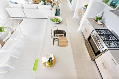 Metal tencere bitkiler mutfakta dahil