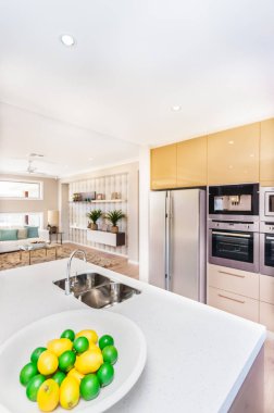 Modern mutfakta bir tabak meyve 