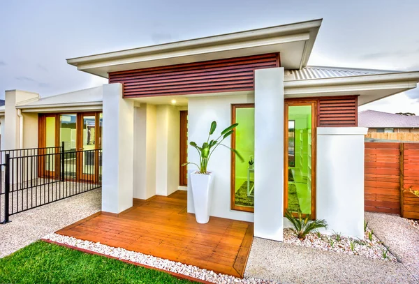 Entrada de casa moderna con un patio de madera y hormigón con una ley —  Fotos de Stock